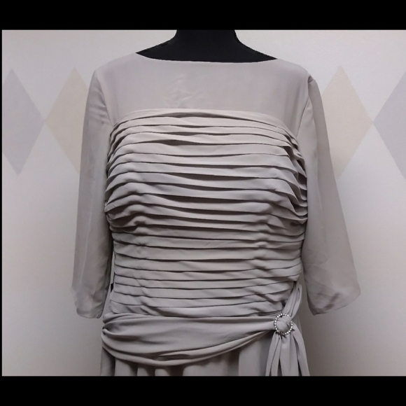 Izilady NWT gown with boning and pleats size 16 - Picture 5 of 15